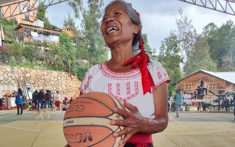 Abuelita oaxaqueña de 71 años sorprende al jugar básquetbol  - El  Heraldo de Chiapas | Noticias Locales, Policiacas, sobre México, Chiapas y  el Mundo