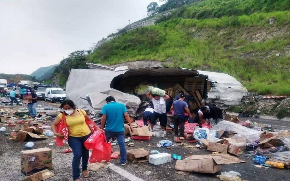 Camión cargado de víveres vuelca en la vía Coita Arriaga El Heraldo de Chiapas Noticias